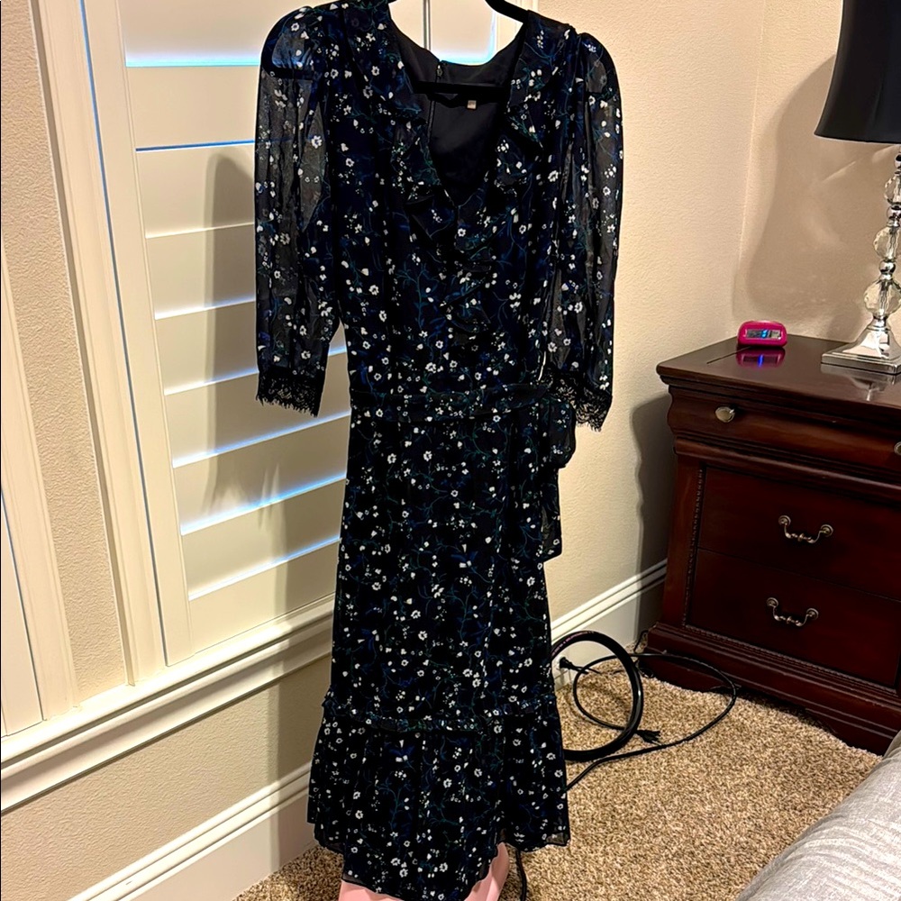 KARL LAGERFELD PARIS
Floral Ruffle Midi Dress black EUC